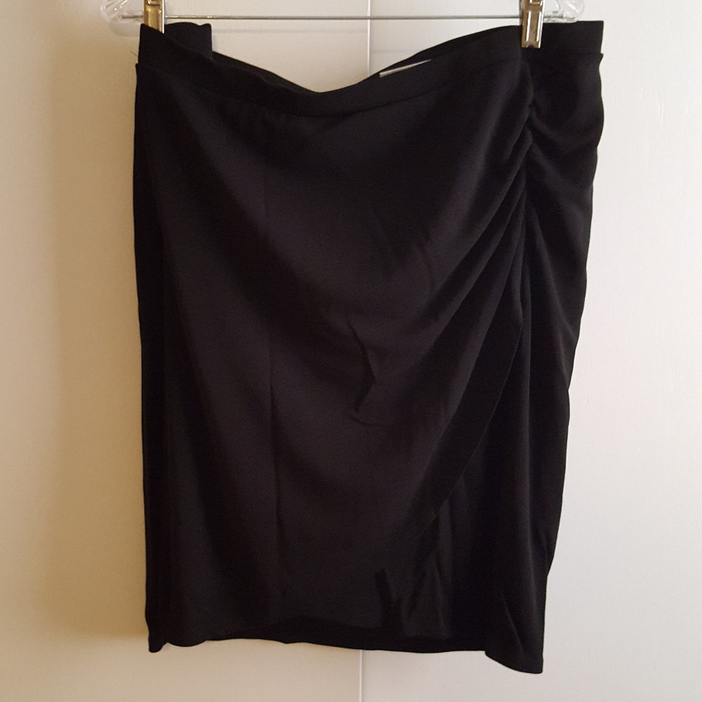Side-rouche dressy and professional black skirt